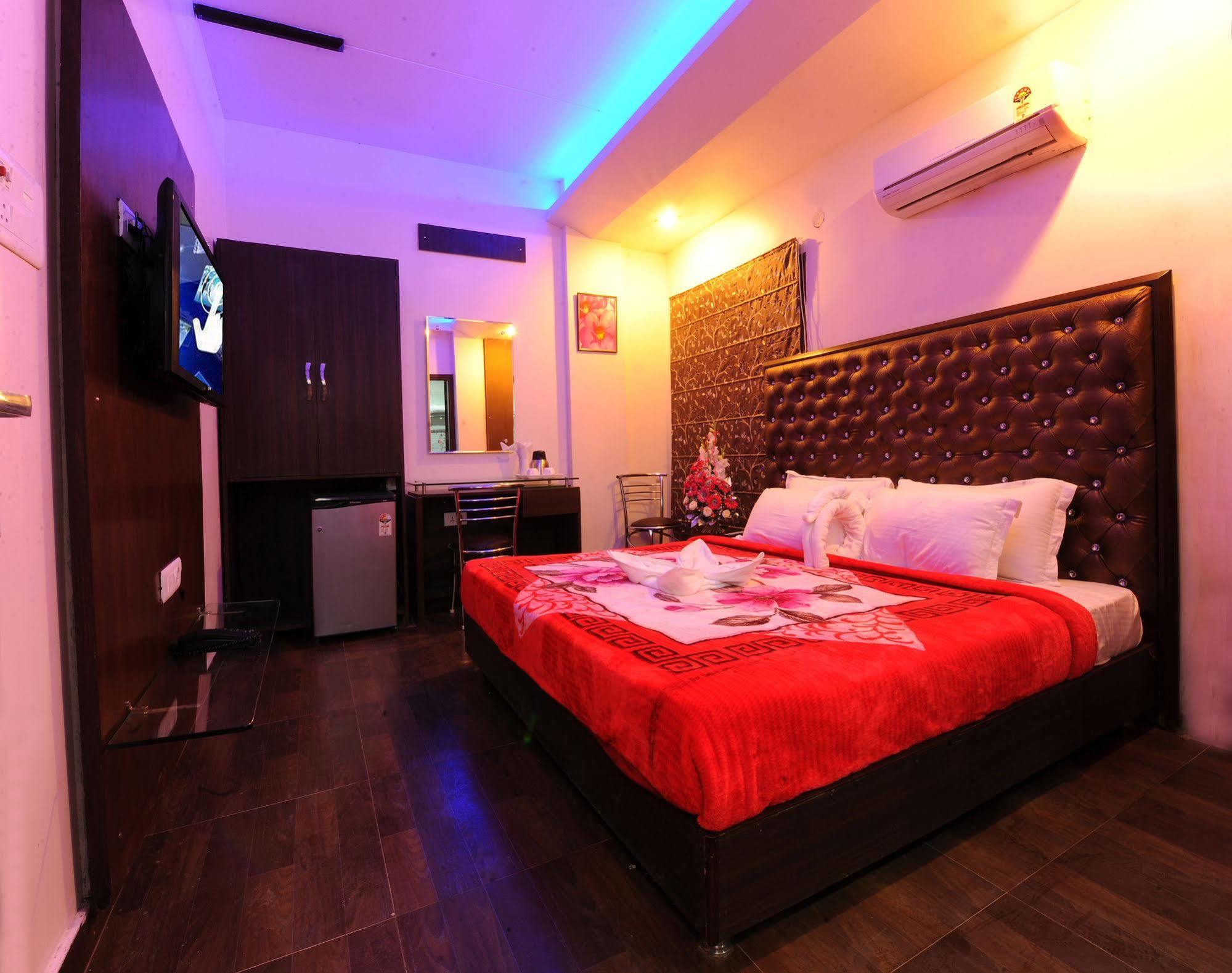 Hotel Pearl Inn & Suites อัมริตสา ภายนอก รูปภาพ