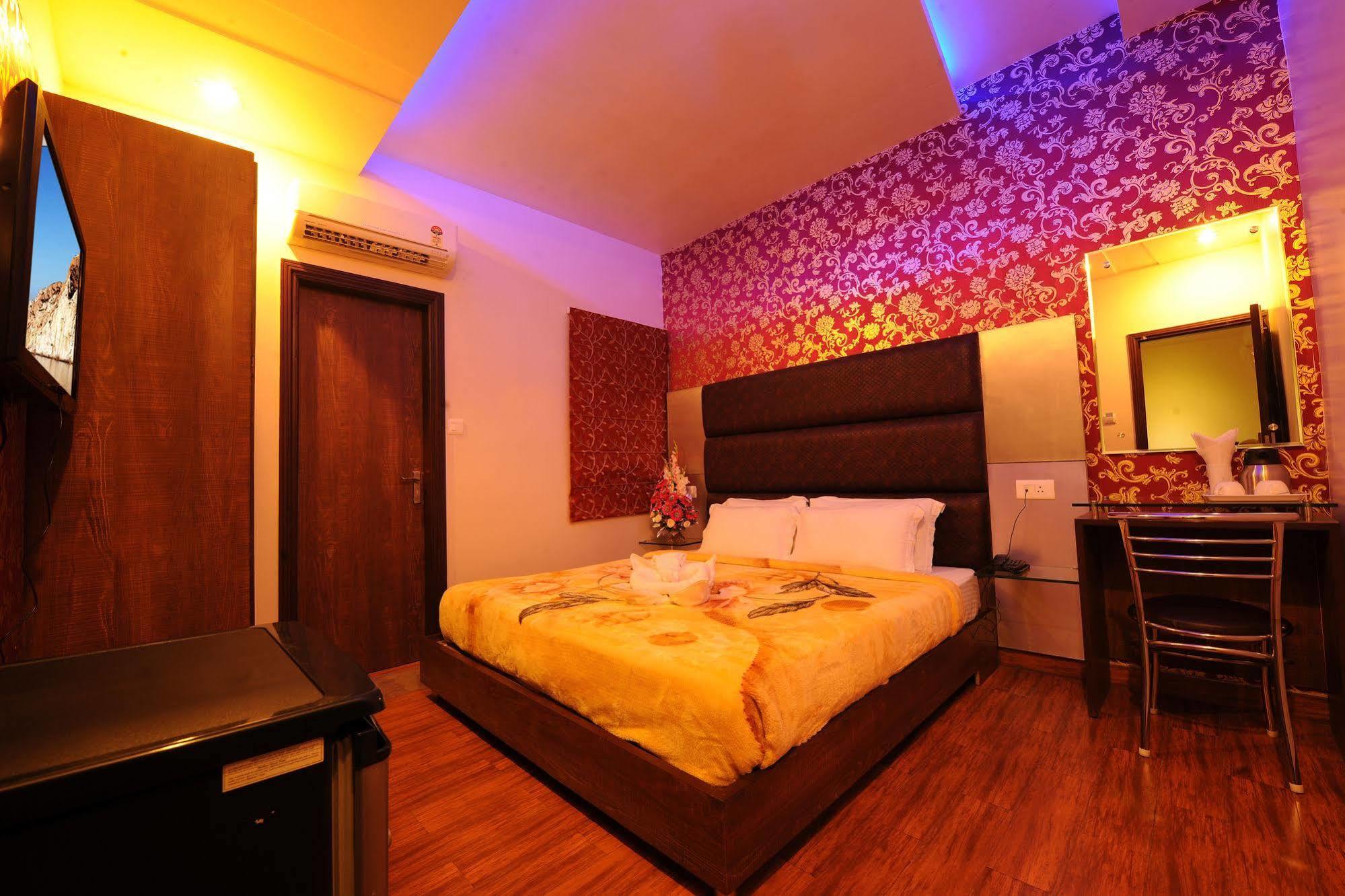 Hotel Pearl Inn & Suites อัมริตสา ภายนอก รูปภาพ
