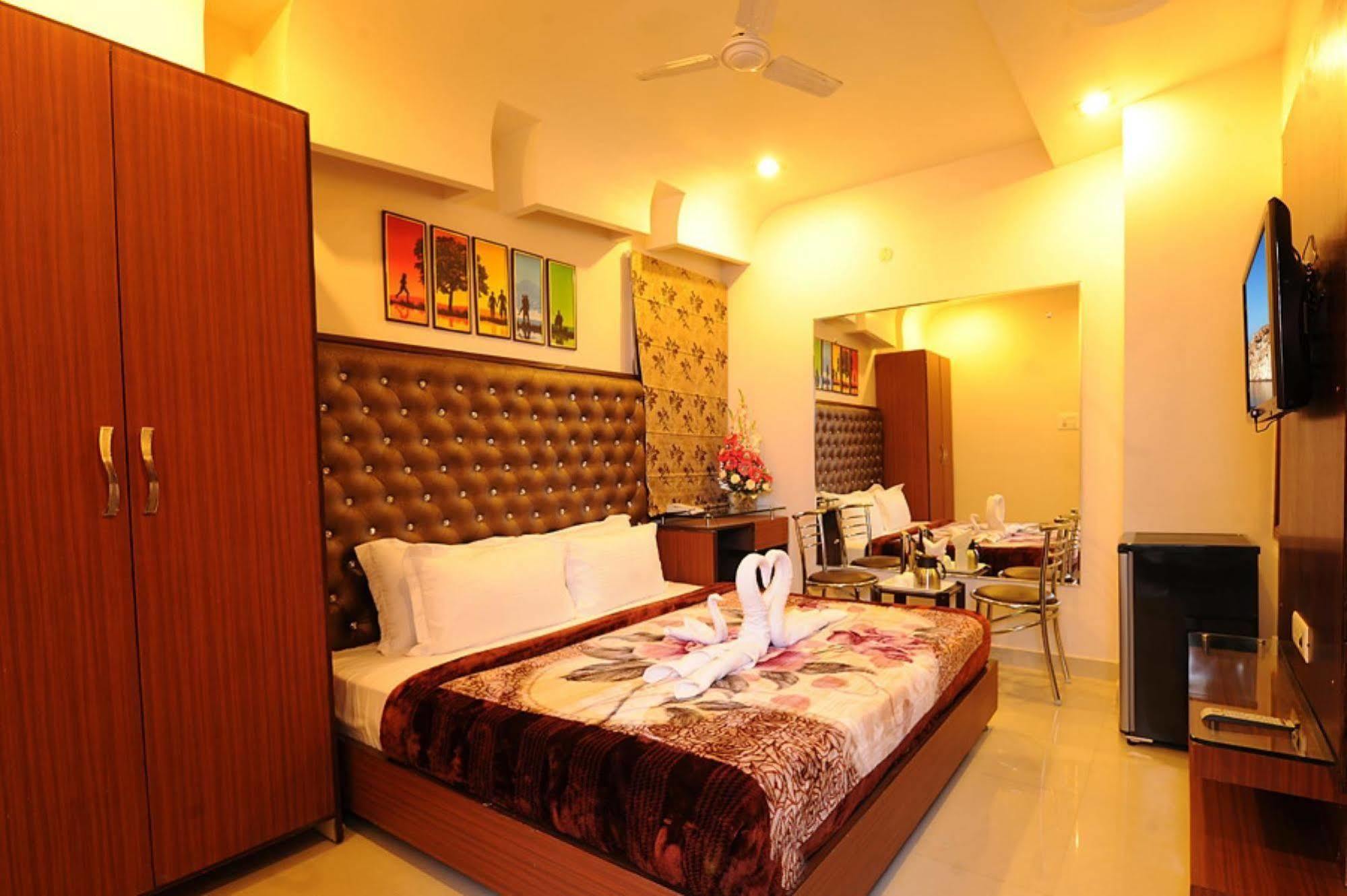 Hotel Pearl Inn & Suites อัมริตสา ภายนอก รูปภาพ